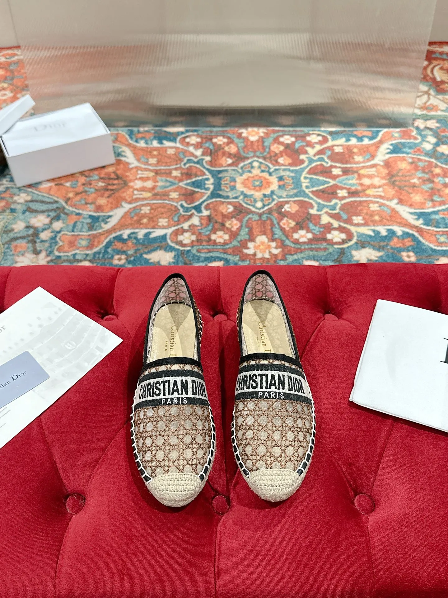 👟👟Ex-factory price 440👟👟 Dior DIOR's new popular early spring fisherman shoes 🆕 Simple, elegant and fashionable, timeless and timeless, it is a classic that will never fade away in the fashion circle, retro fisherman shoes. Original hand-woven surface, electric embroidery technology! Specific cloth surface and rubber outsole. Code number: 35-39 (40.41 customized, non-refundable)